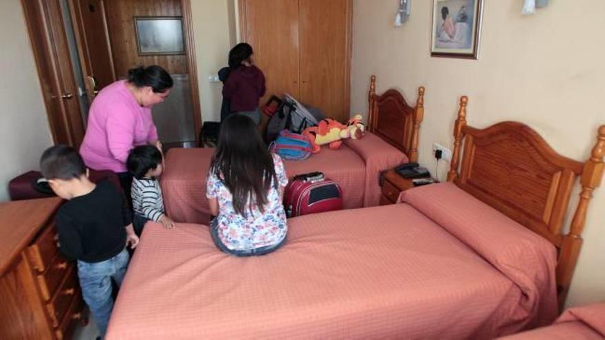 La mujer y sus cuatro hijos tras llegar a la habitación del hostal de Burjassot donde pasaron la noche.