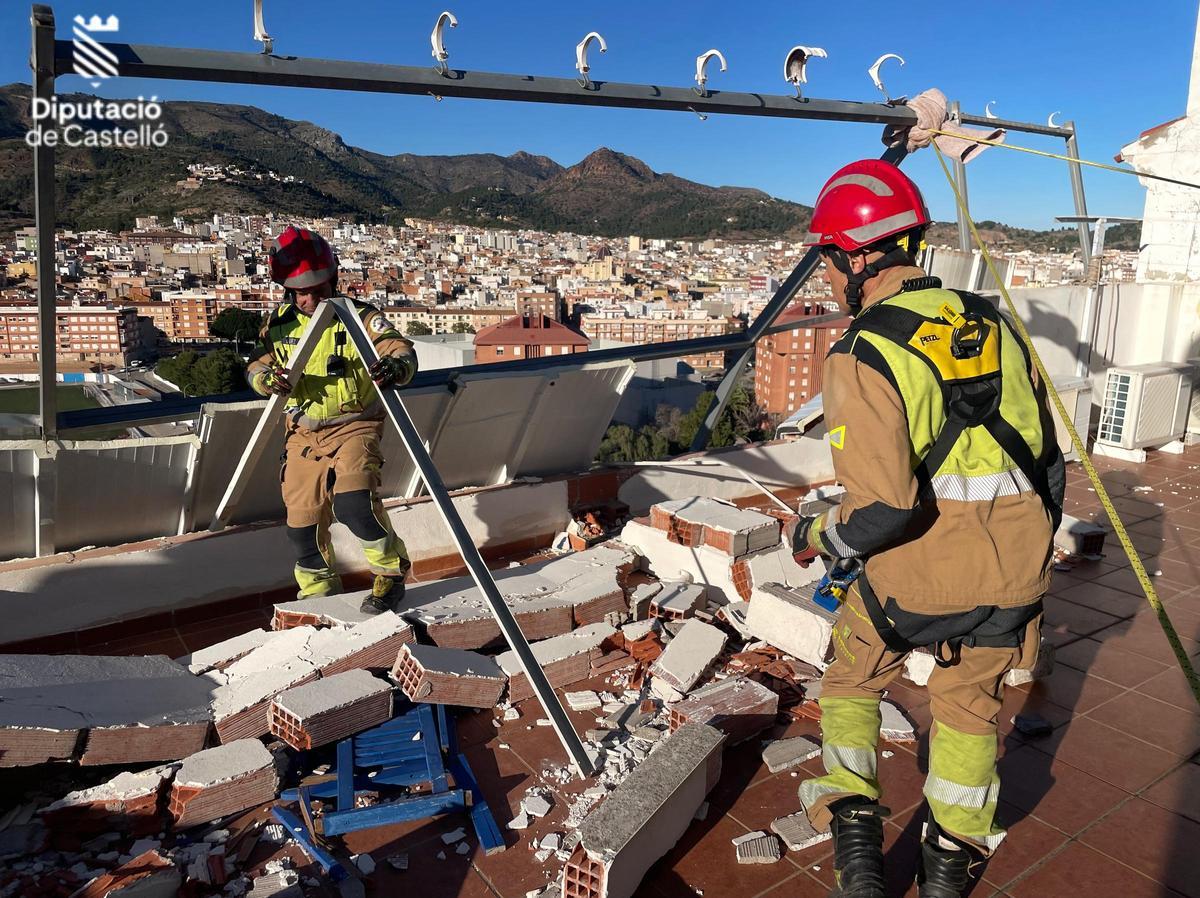 Retirada de material dañado en un tejado. Retirada de material dañado en un tejado.