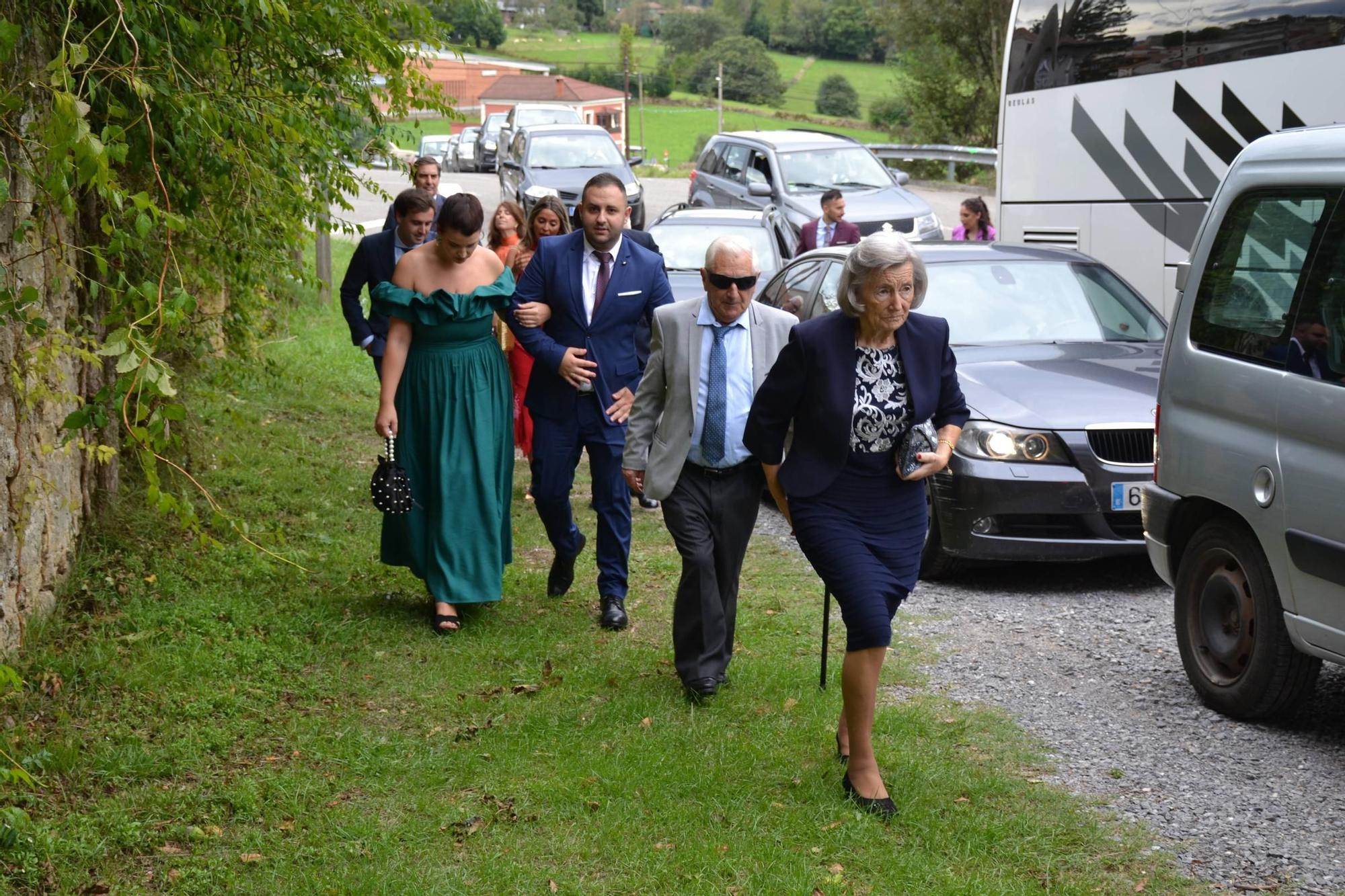 El Rey Felipe VI, testigo de excepción en la boda de su ahijado en Gijón (en imágenes)