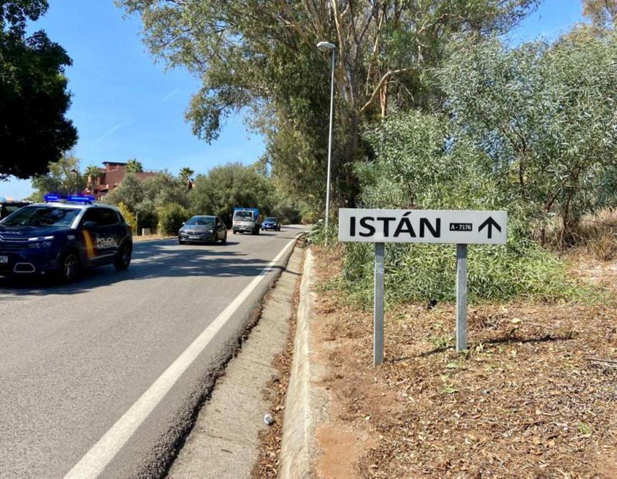 Vehículos transitan por el tramo de carretera de Istán en el que la Junta actuará | L.O.