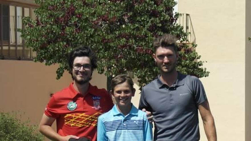 Los tres campeones de cada categoría posan tras el torneo.