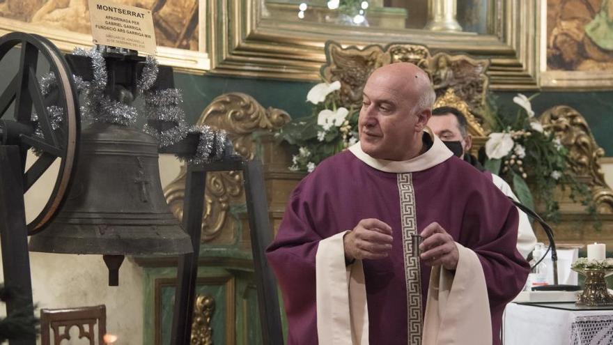 Cerimònia de benedicció de la campana per part del germà Valentí Tenes, aquest diumenge al migdia