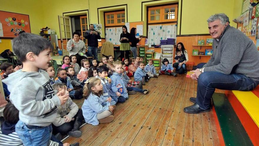 Arriba, Romay con los alumnos de Infantil del Jesús Neira. Sobre estas líneas, el ex jugador, con dos componentes del Basket Lena.