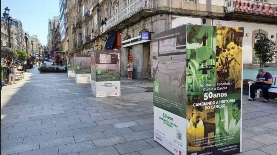 Cubos de “50 años cambiando la historia del cáncer” durante su exposición en Vigo. | // FDV