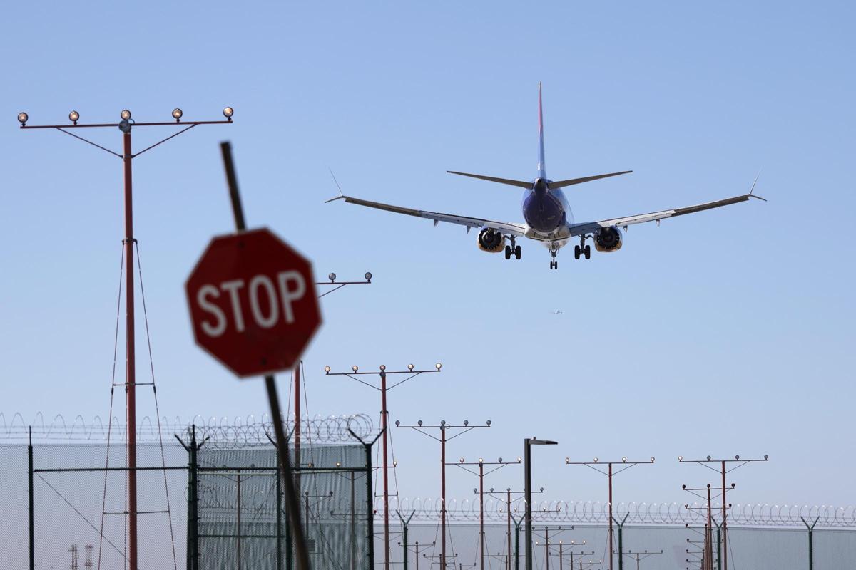 Un avión a punto de aterrizar.