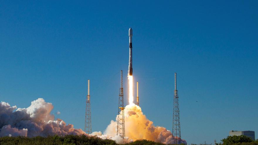 SpaceX lleva al espacio el primer satélite desarrollado por una firma emergente de Brasil