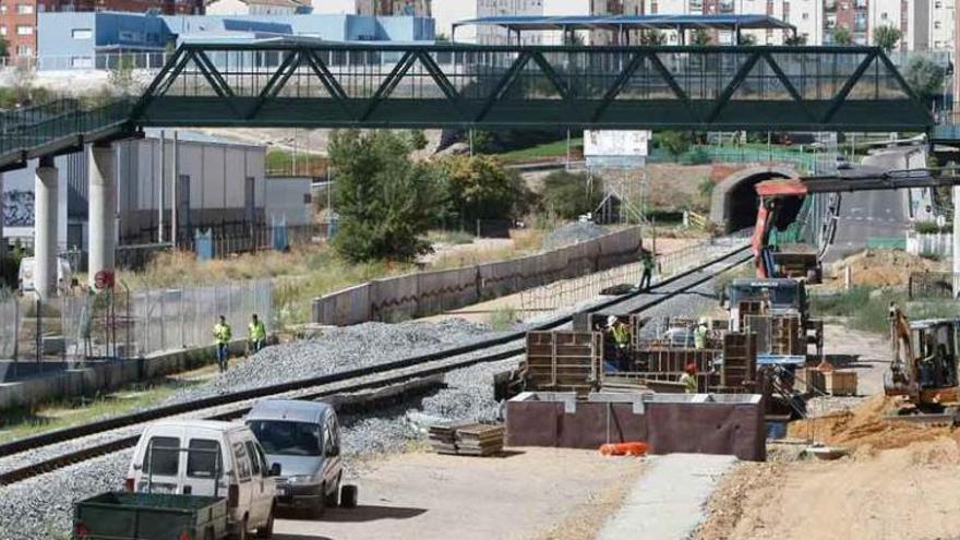 Ejecución de las obras del cambiador de ancho para unir la vía de alta velocidad con la del ferrocarril convencional.