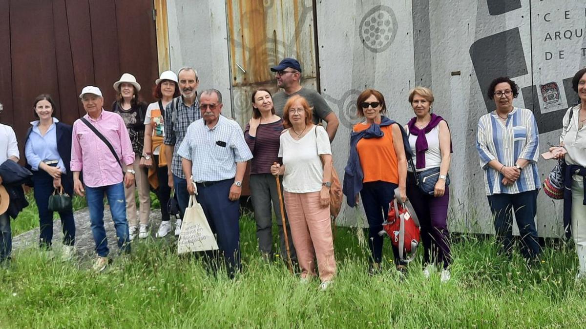 El Ateneo de Pontevedra visita los petroglifos de Tourón | FDV