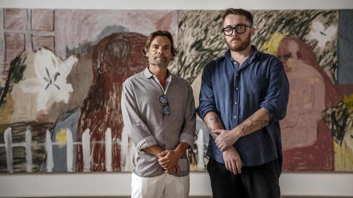 Galerist Frederic Pinya (li.)und  Kurator Hector Campbell (re.)  posieren zur Nit de l’Art im  September in der Ausstellung vor  einem Werk von Emma Fineman.