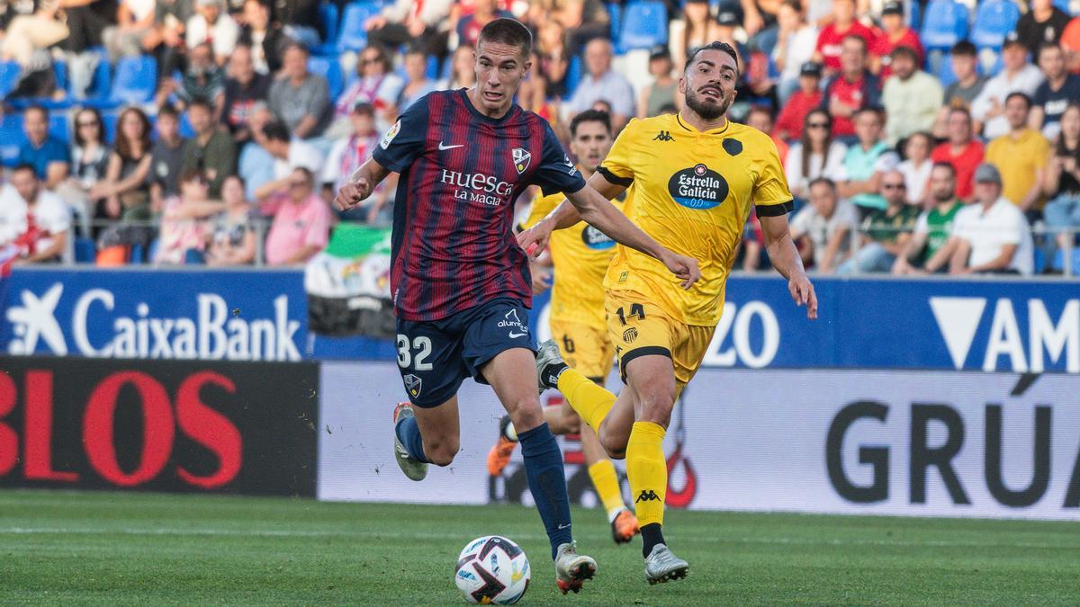Pablo Tomeo conduce un balón en el encuentro ante el Lugo.