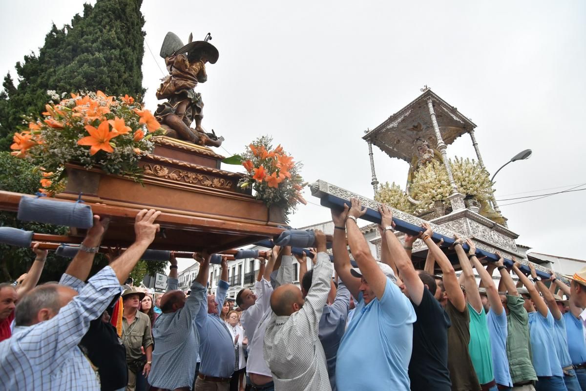 Los jarotes acompañan a la Virgen de Luna a su ermita