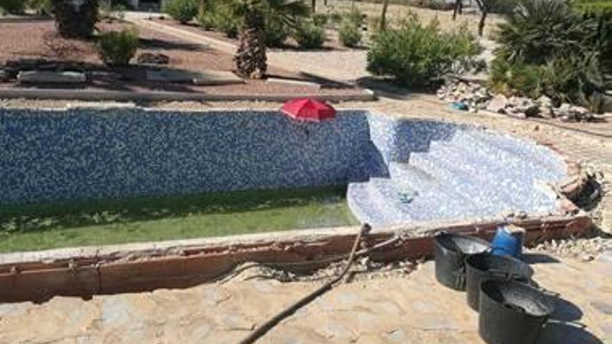 Una mujer pasa 16 horas dentro de su piscina con la cadera rota