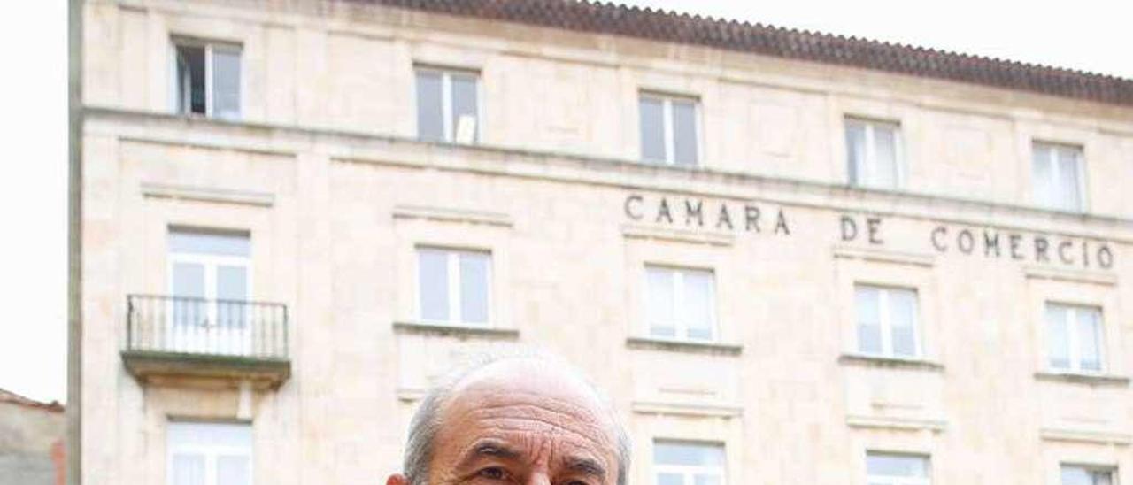 Luis Noguera, ayer, en la plaza de Camposagrado, delante de la sede de la Cámara de Comercio de Avilés.