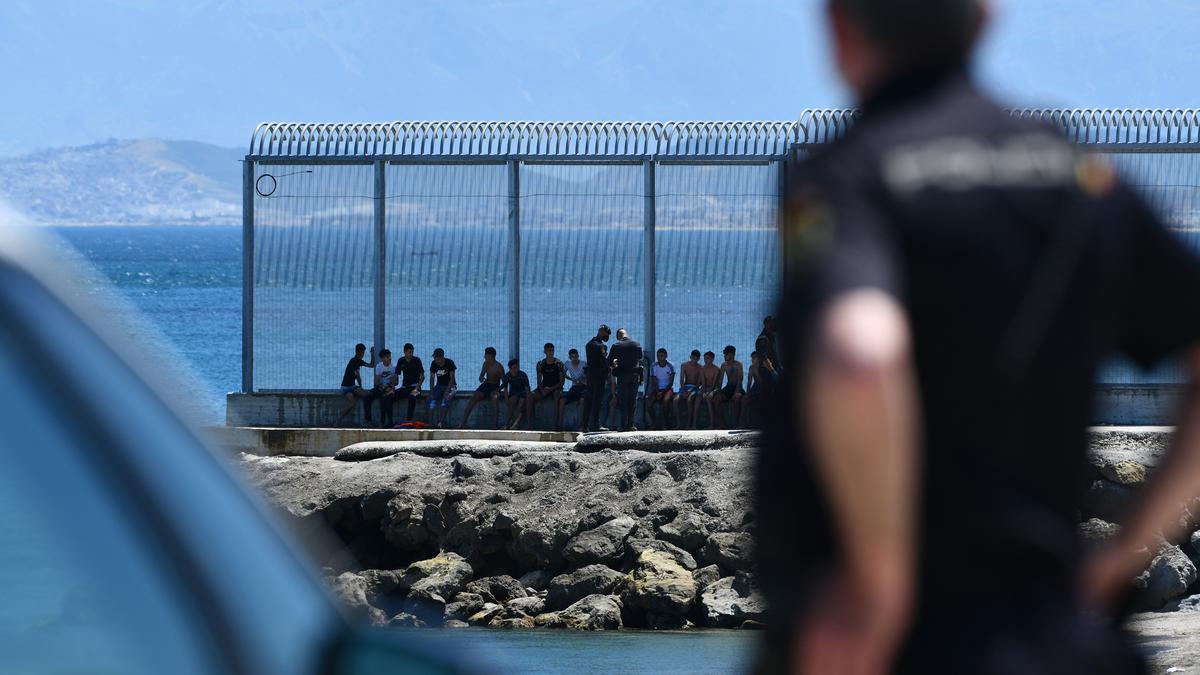 Archivo - Un grupo de migrantes marroquíes en las inmediaciones de la valla de Ceuta, a 17 de mayo de 2021, en Ceuta (España).