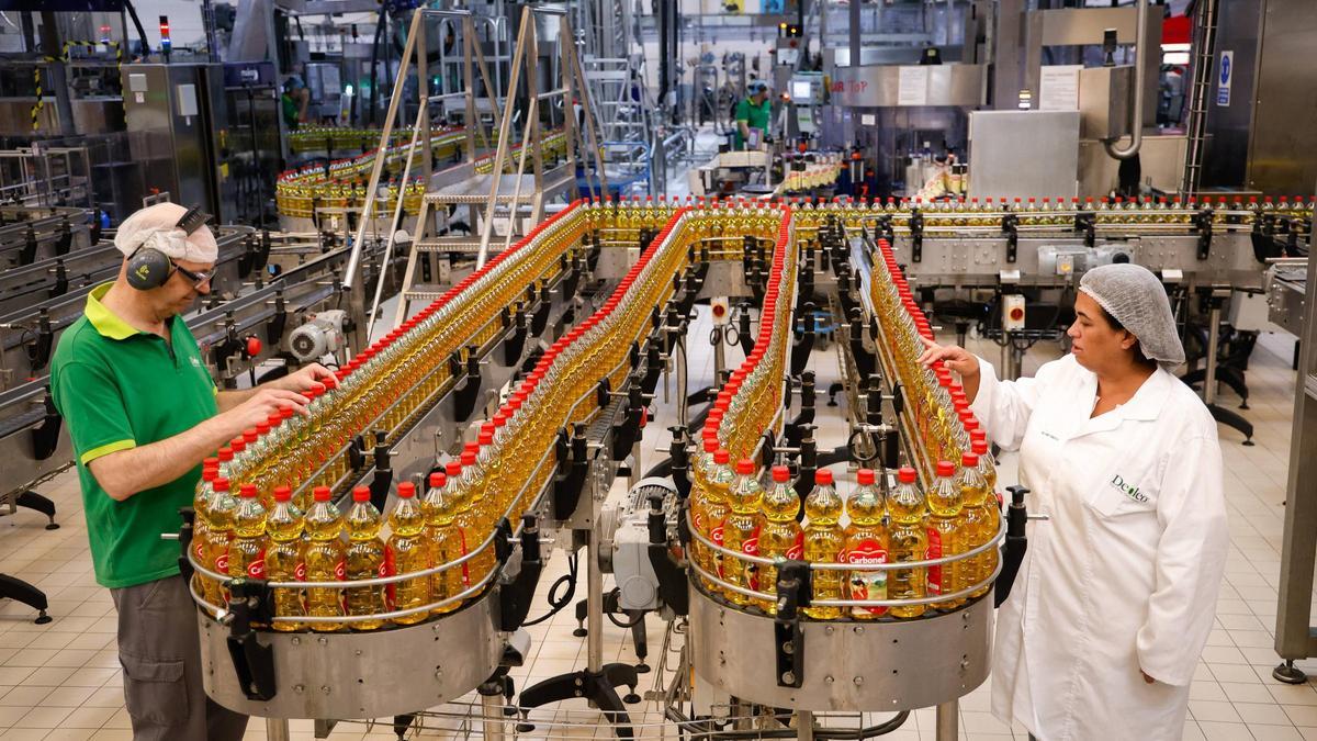 Una de las 10 líneas de envasado de Deoleo, el corazón de la planta, con la icónica botella de Carbonell.