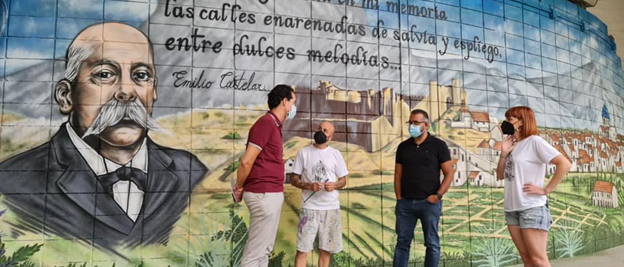 El alcalde Rubén Alfaro y el concejal José Antonio Amat conversando con los artistas junto al mural.