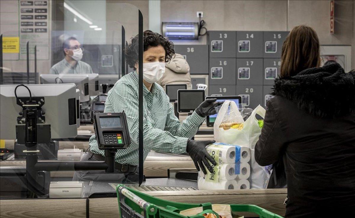 Mamparas de protección frente al coronavirus en un supermercado de Valencia.