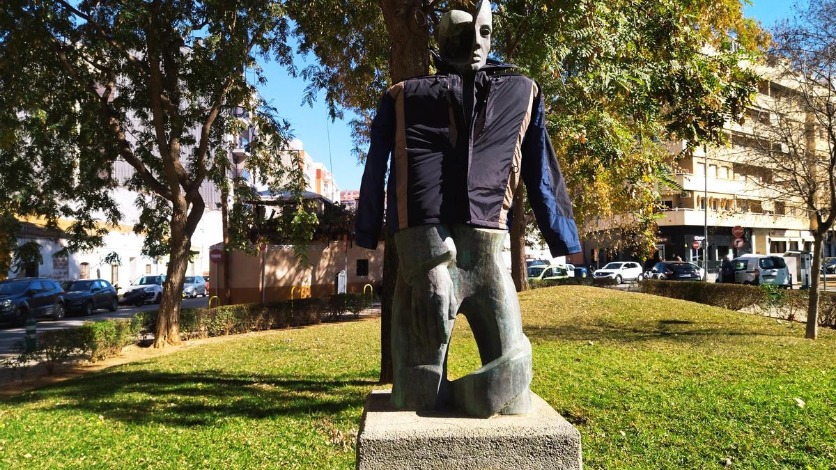 La escultura de bronce, abrigada con un anorak