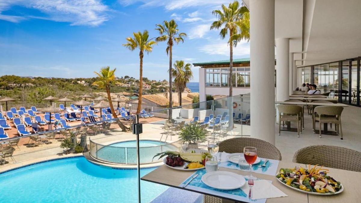 El Cala Mandia reabrirá con el sello de Blau Hotels y su reforma como un cuatro estrellas de 113 habitaciones.