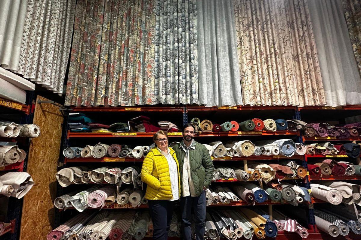 Emilia y Daniel, madre e hijo, regentan la empresa familiar Antoñita Jiménez dedicada al sector textil y telas