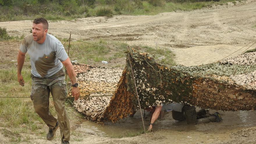 Llançament de granades de mà i trasllat de sacs de sorra a la cursa a la caserna de Sant Climent Sescebes