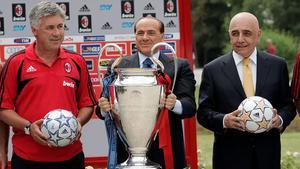 Silvio Berlusconi posa con la Liga de Campeones junto a Carlo Ancelotti y Adriano Galliani