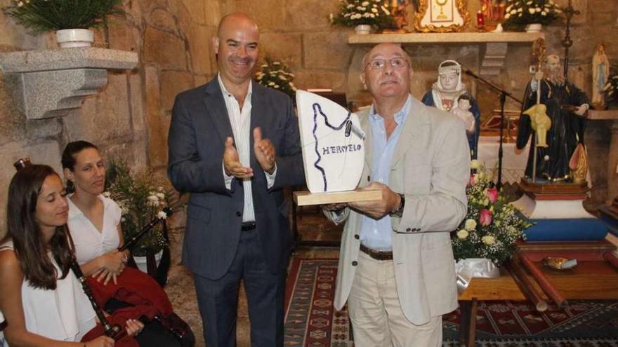 Arturo Sánchez Cidrás, junto al alcalde, recibe el I Premio Ermelo. // Santos Álvarez