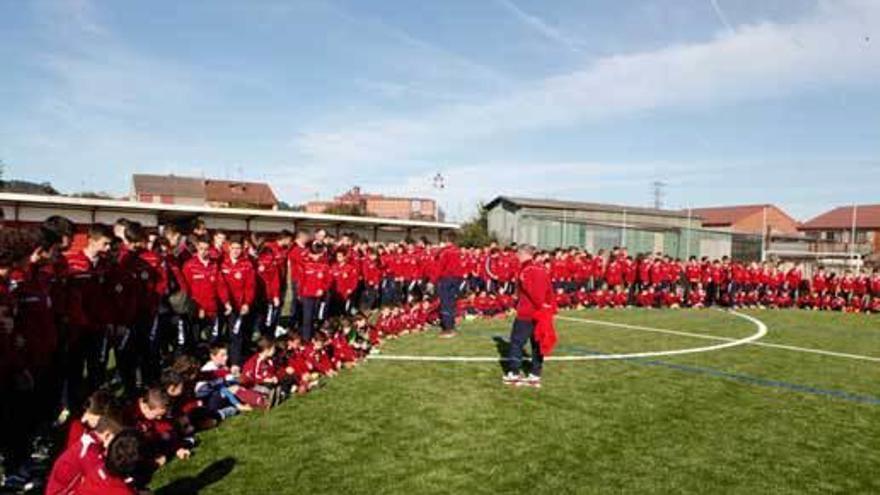 Los jugadores del Gijón Industrial, en el campo de Santa Cruz.