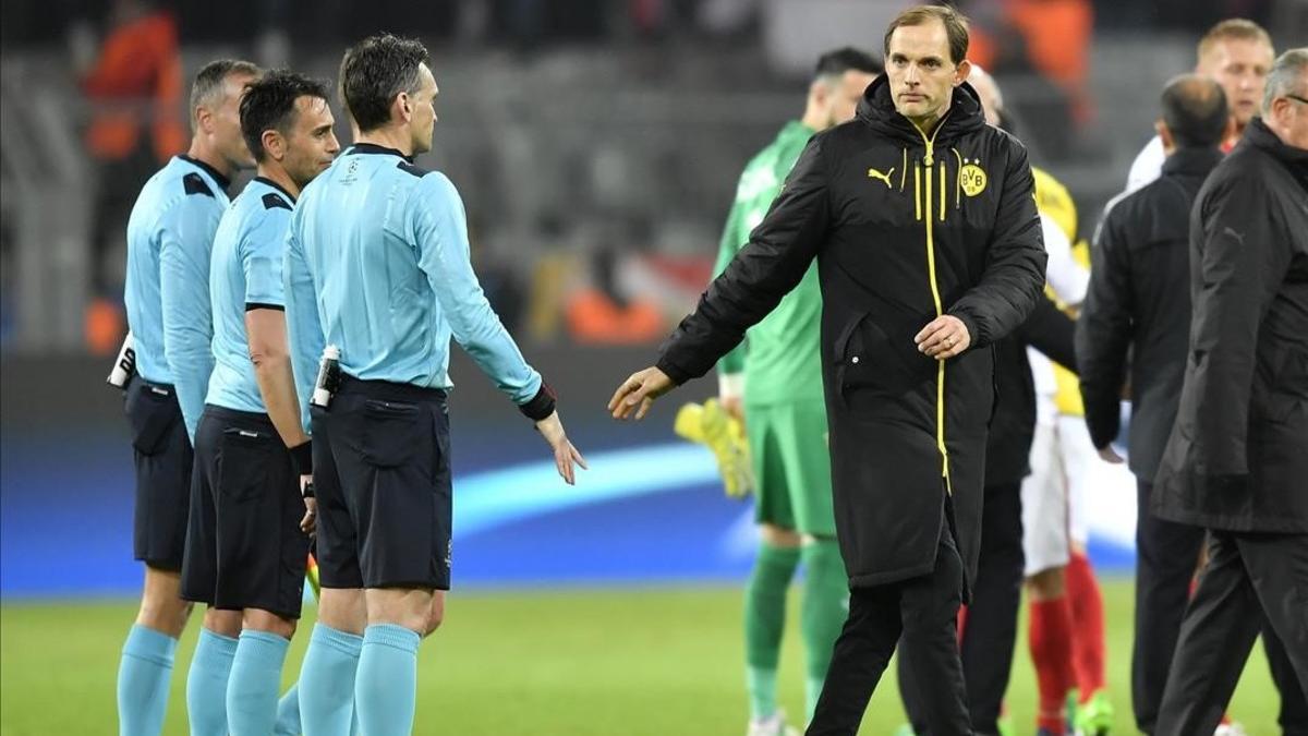 Thomas Tuchel, entrenador del Dortmund, abandona el campo tras la derrota contra el Mónaco