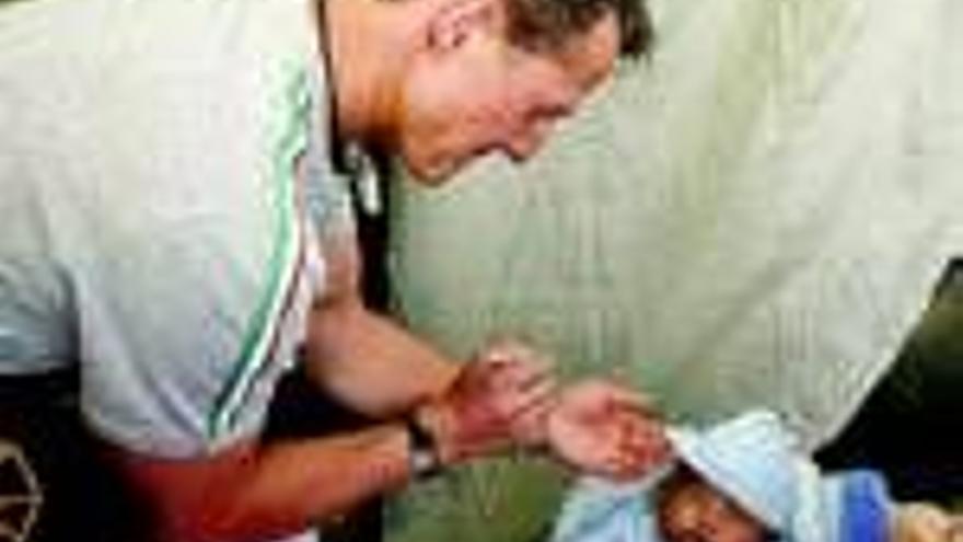 Michael Schumacher: El expiloto visita a víctimas del seísmo en Costa Rica