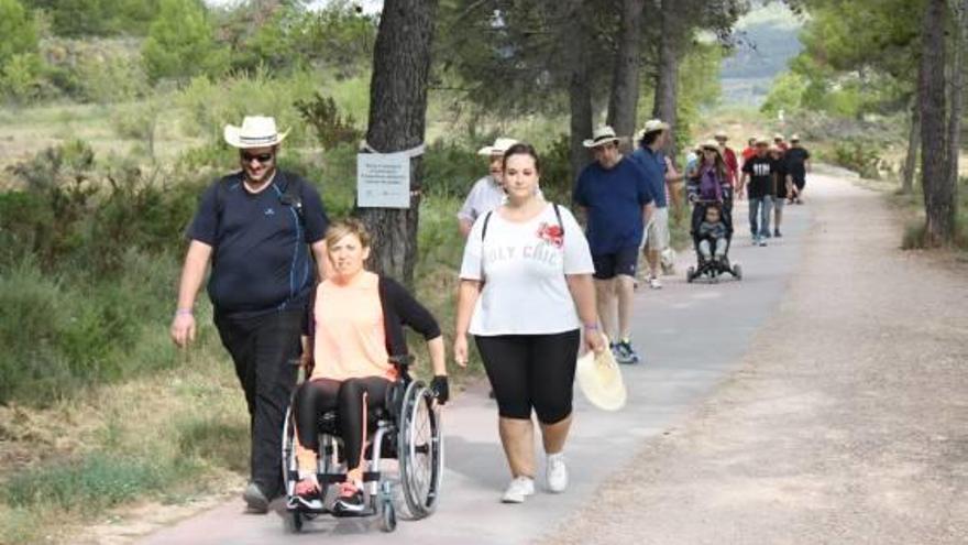 La marcha discurrió por la vía verde, cubriendo el trayecto entre el barrio de Batoy y el polideportivo Francisco Laporta, donde hubo varias actividades.