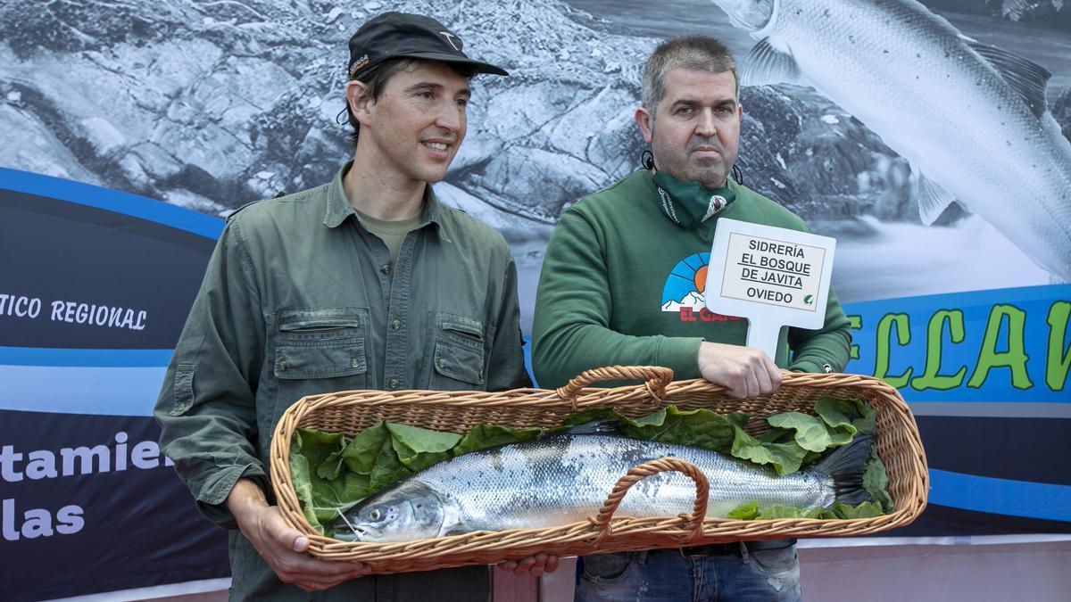 El pescador del 'campanu' 2022, Carñps Álvares (izq), junto con el ganador de la subasta del mismo.