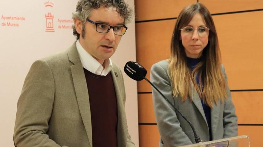 Los concejales socialistas Antonio Benito y Esther Nevado.