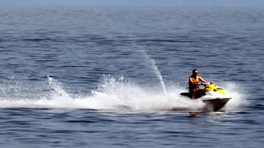 Un home portant una moto d&#039;aigua.