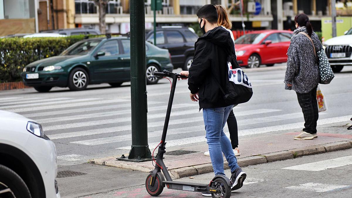 Un joven circula con su patinete eléctrico por las calles de Murcia, esta semana. | ISRAEL SÁNCHEZ