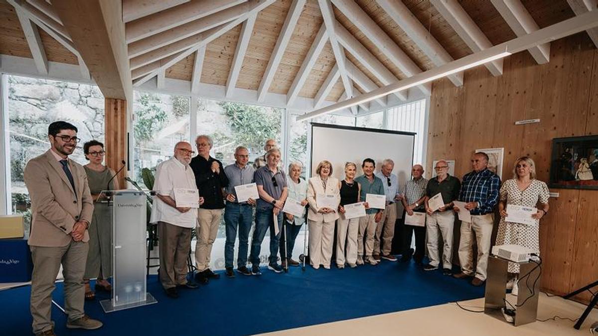 Foto de familia de los alumnos y alumnas sénior que ejercieron como embajadoras y embajadores de conocimiento.
