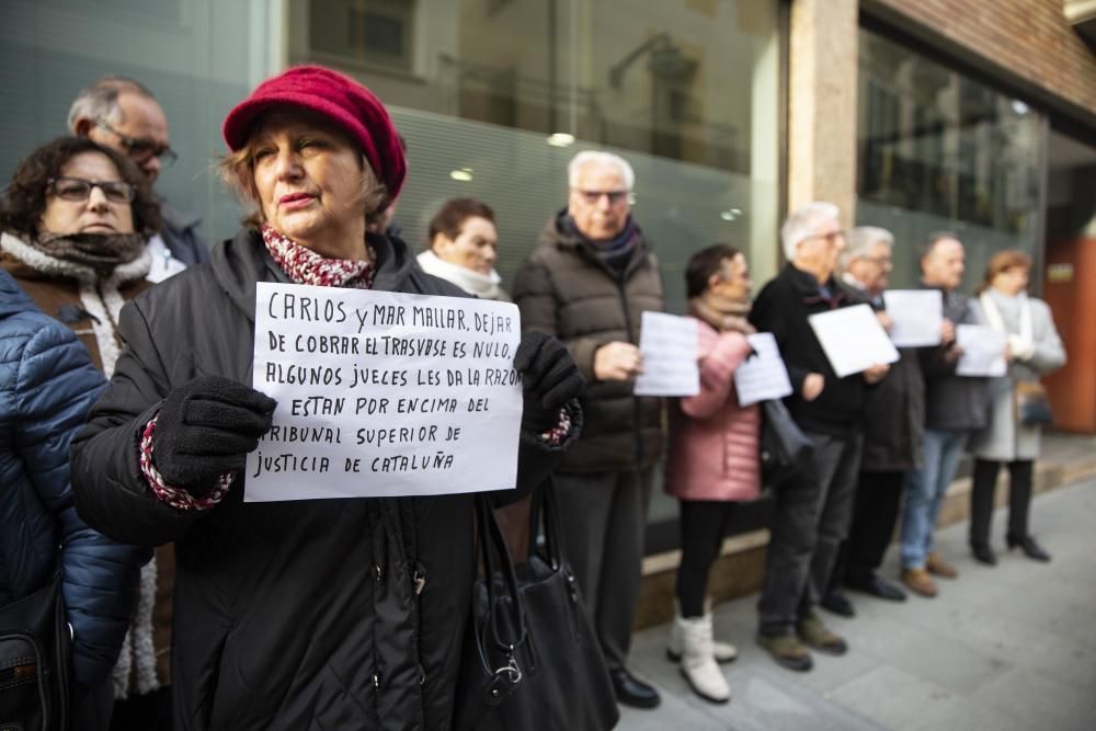 Un grup de veïns esperant l'empresari i l'alcalde de Vidreres, a la porta del jutjat.