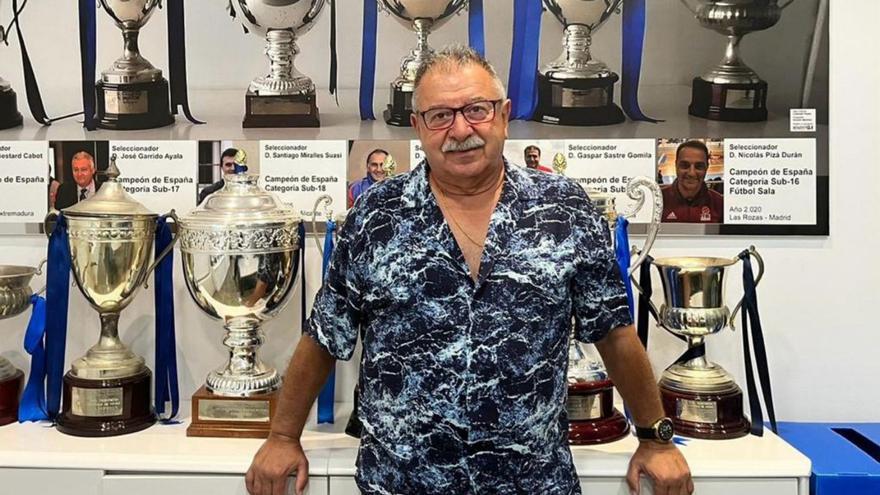 Manolo Bosch posa en la sala de trofeos de la Federació de Futbol de les Illes Balears.