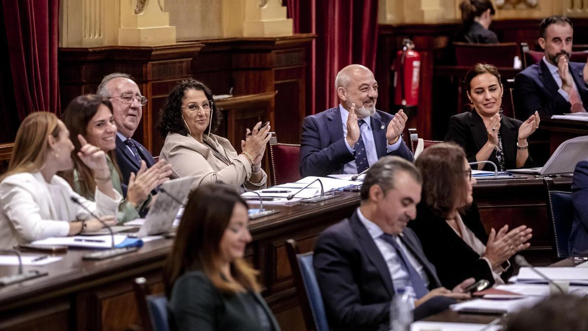 Los diputados de Vox durante un pleno en el Parlament