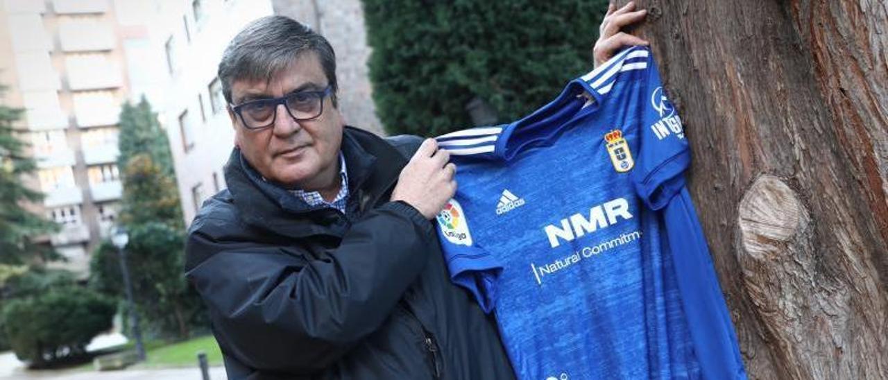 Paulino, ayer en la calle Telesforo Cuevas, cerca de la plaza América, con la camiseta del club azul. | Juan Plaza