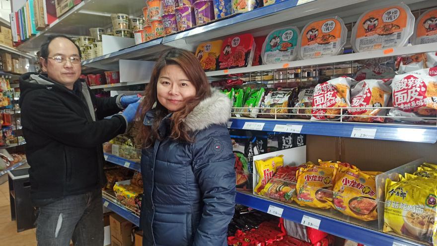 Carlos y Nieves, el matrimonio chino que llena las despensas asturianas de productos asiáticos desde Lugones: &quot;Aquí pueden encontrar de todo&quot;