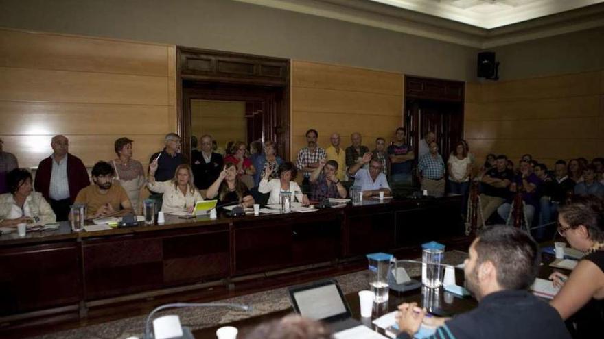 Los socialistas, votando en solitario en el Pleno a favor de su recurso para entrar en Aguas de Langreo.