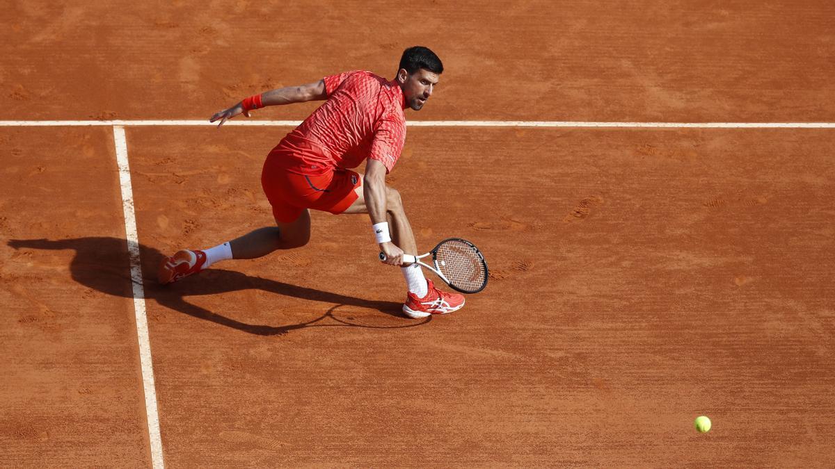 Djokovic, de menos a más en su debut sobre tierra ante el ruso Gakhov