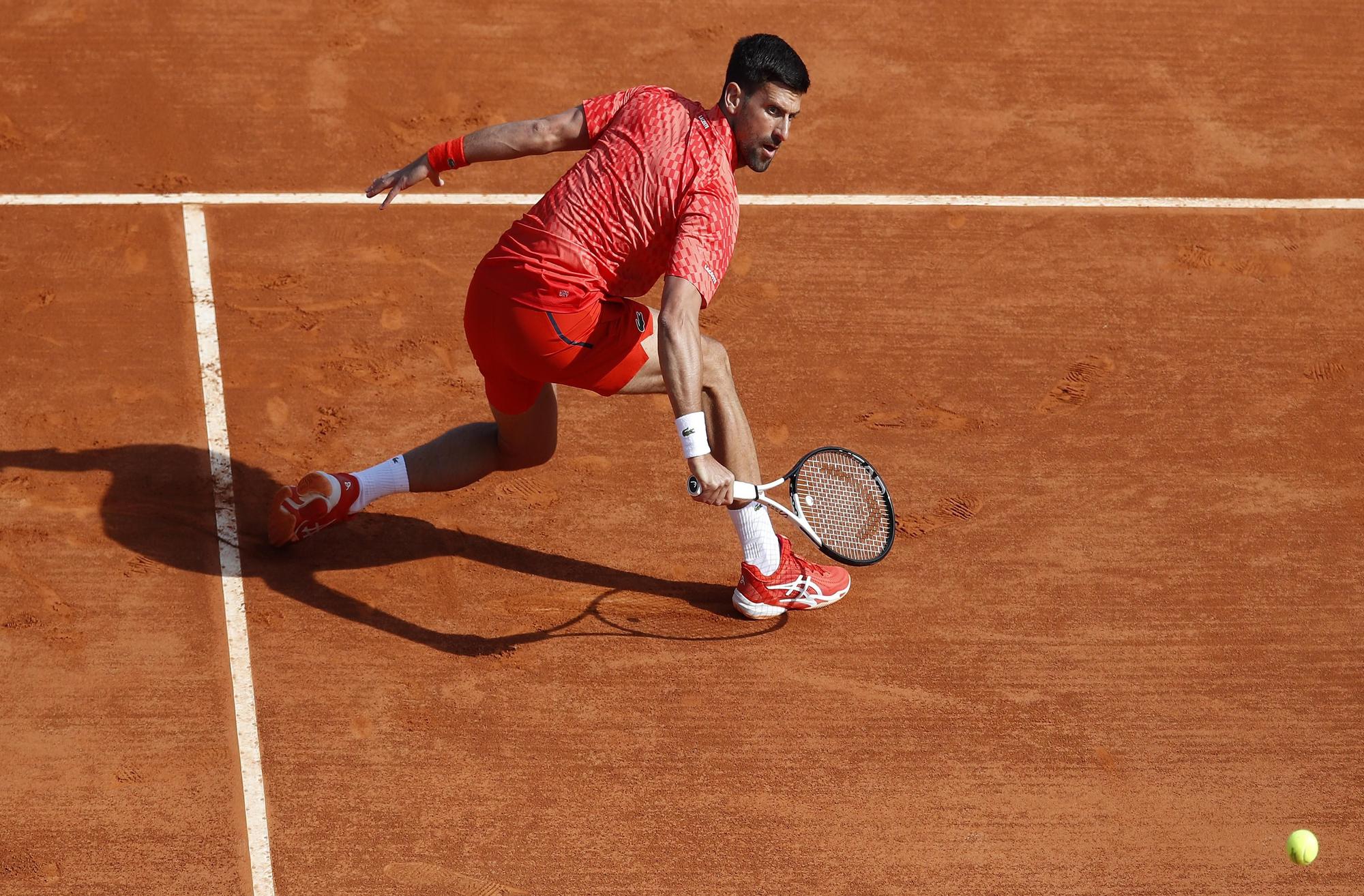Djokovic, de menos a más en su debut sobre tierra ante el ruso Gakhov