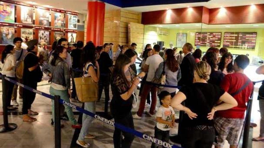Colas en las taquillas de los CineBox de Alicante, ayer, durante la segunda jornada de la Fiesta del Cine.