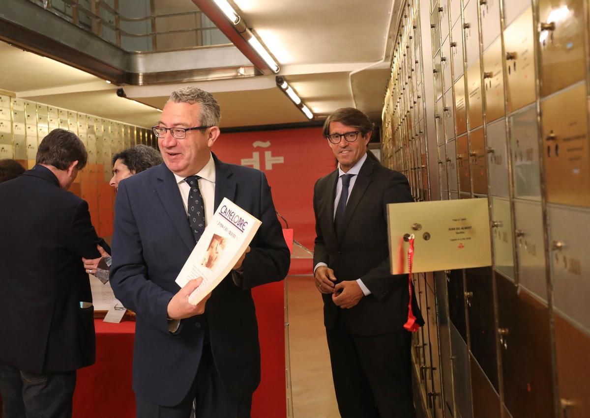 Toni Pérez deposita un ejemplar de la revista Canelobre en la caja 1.601