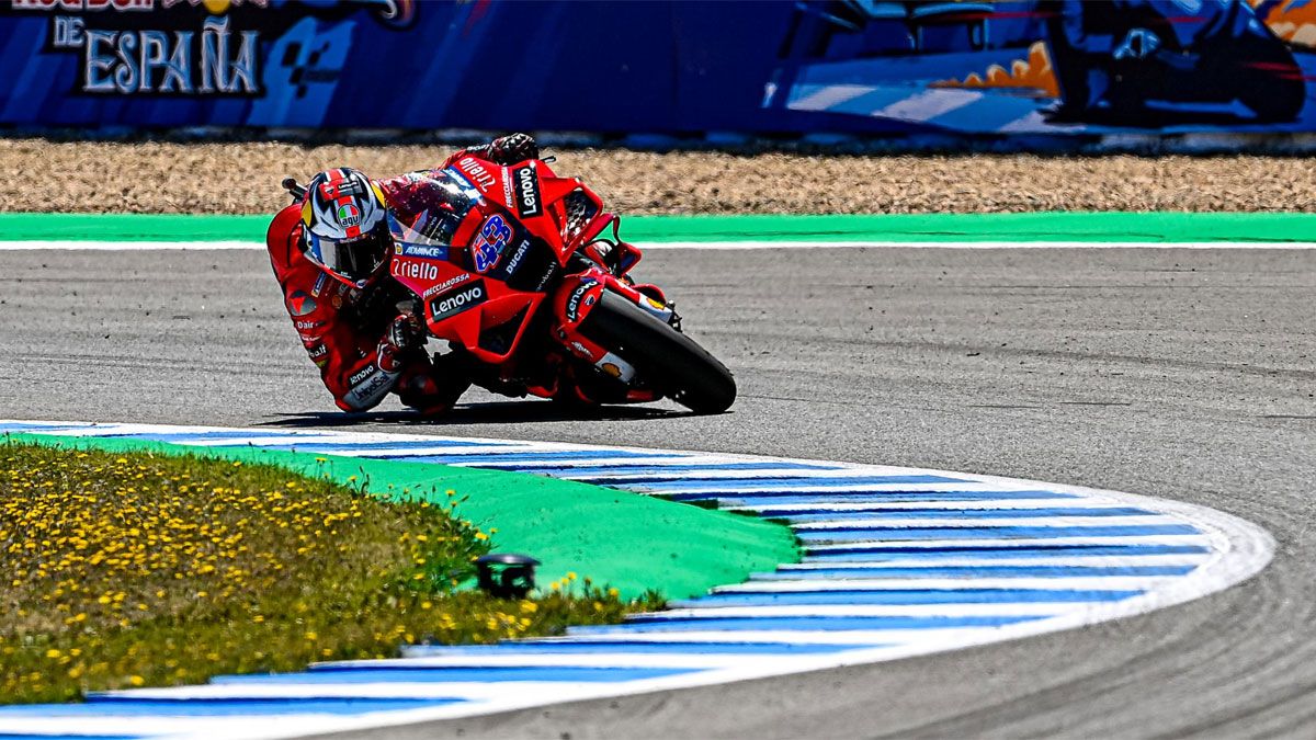 Jack Miller entrando en curva con la Ducati