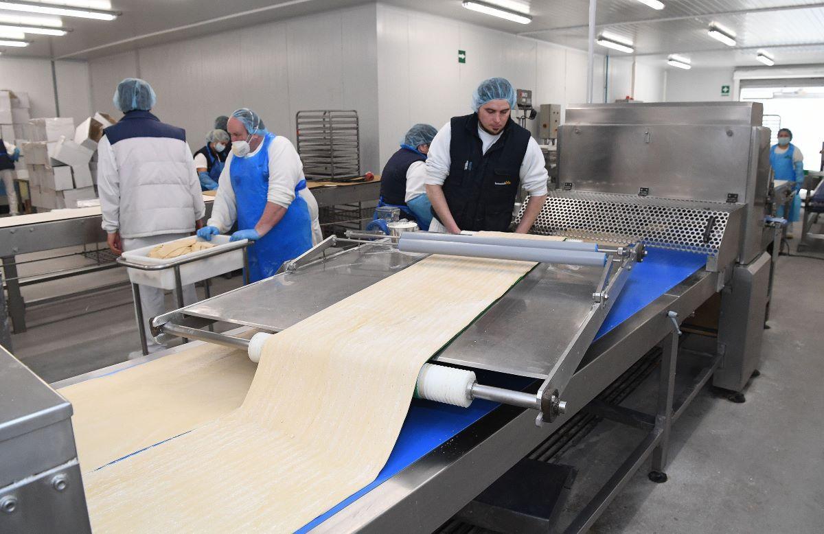 Trabajadores en el obrador de la fábrica artesanal de Hornos Lamastelle en Montrove (Oleiros), uno de los centros asociados a Cegasal.