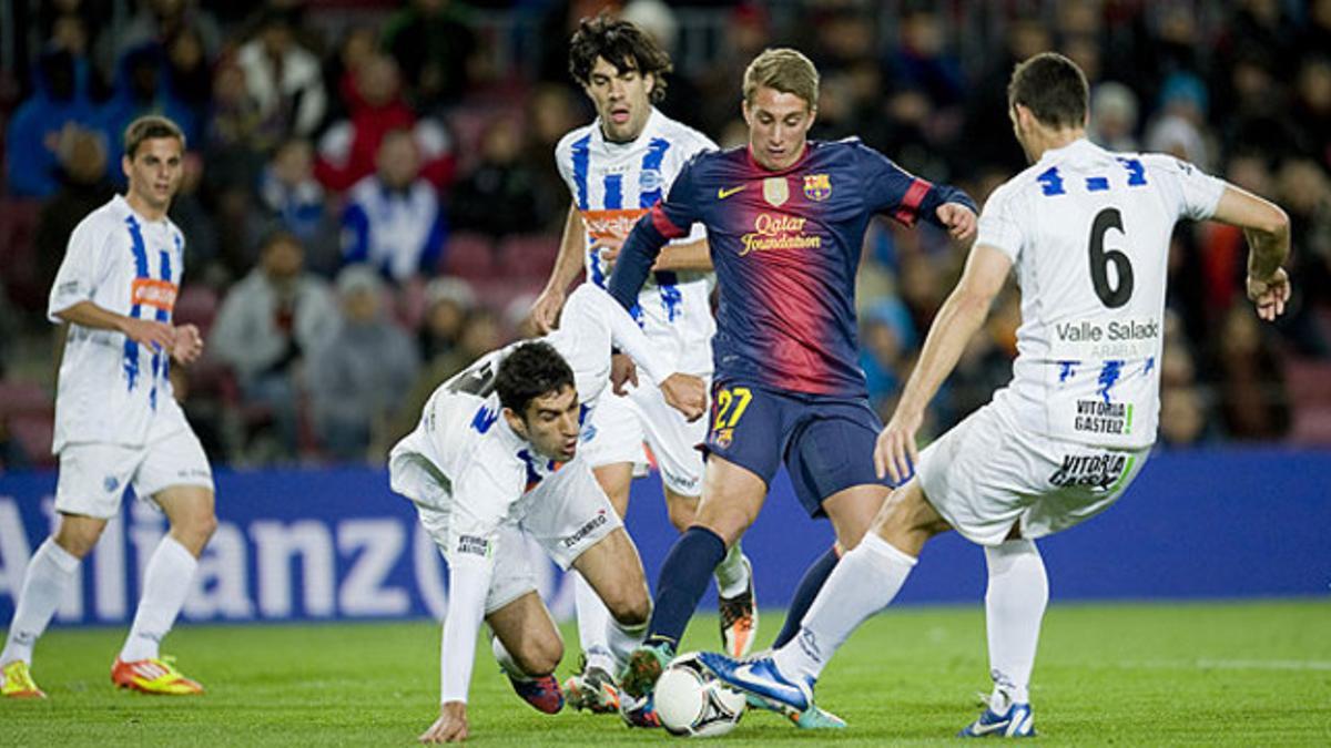 Gerard Deulofeu, rodeado del jugadores del Alavés, en un partido de la Copa del Rey