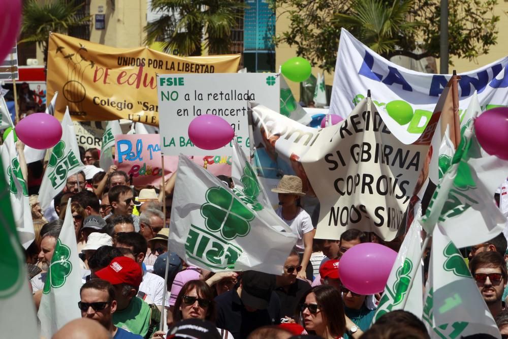 Cientos de alicantinos, en la protesta contra Marzà en Valencia